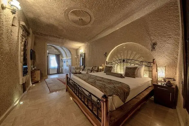 Deluxe Cave Suite