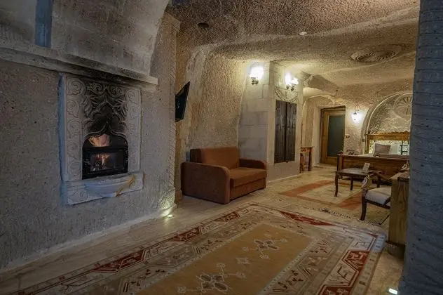 Deluxe Cave Suite