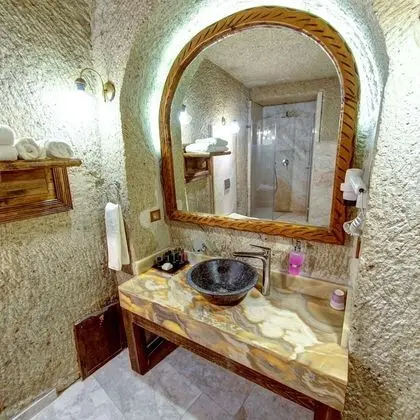 Deluxe Cave Suite
