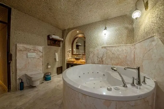 Deluxe Cave Suite