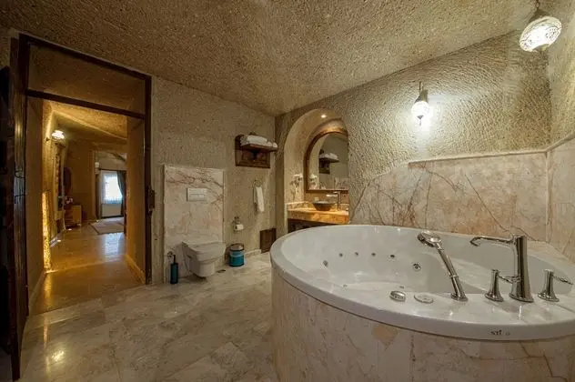 Deluxe Cave Suite
