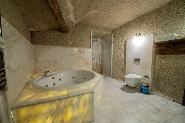 Deluxe Cave Suite