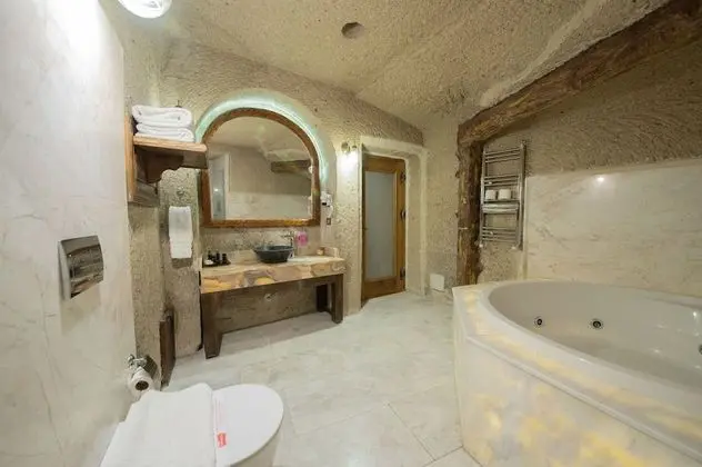Deluxe Cave Suite