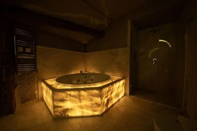 Deluxe Cave Suite
