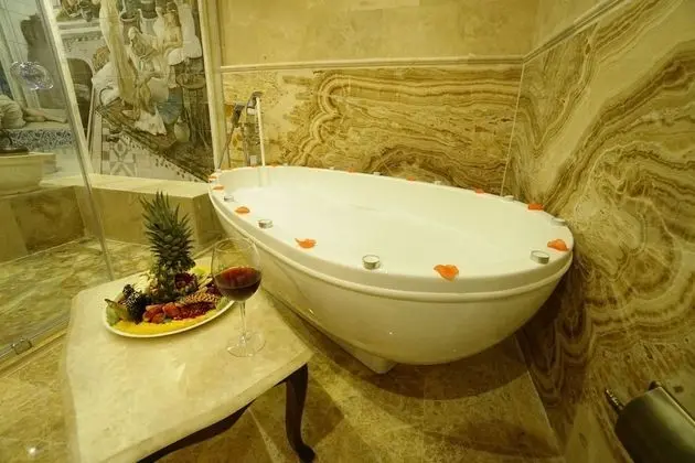Deluxe Queen Suite