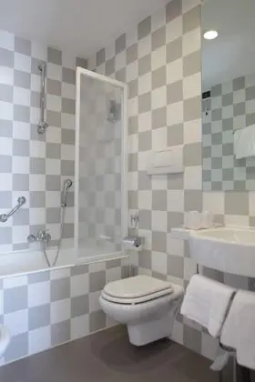 Büyük Yataklı Tek Kişilik Oda