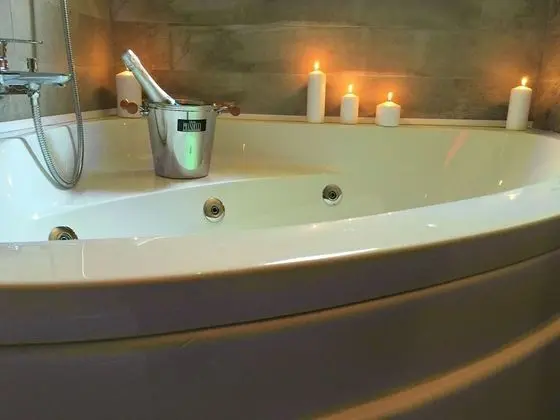 Junior Süit, Jakuzi