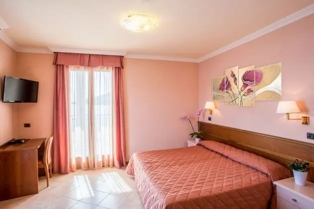 Tek Büyük Yataklı Oda, Balkon, Göl Manzaralı