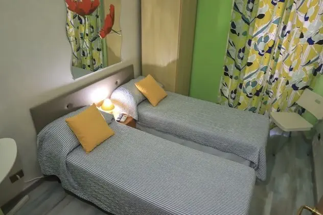 Tek Büyük veya İki Ayrı Yataklı Oda, Ortak Banyo