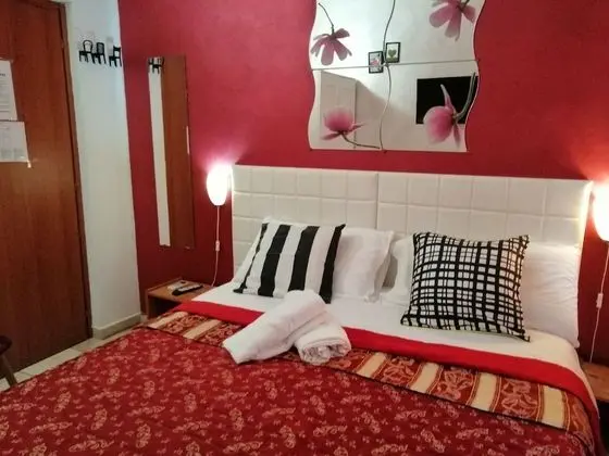 Tek Büyük veya İki Ayrı Yataklı Oda, Ortak Banyo