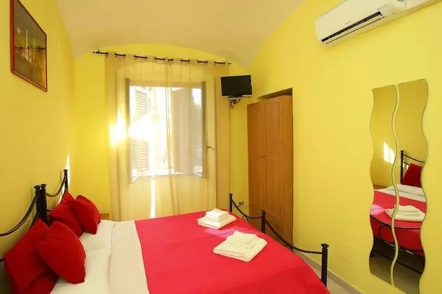 Tek Büyük veya İki Ayrı Yataklı Oda, Ortak Banyo