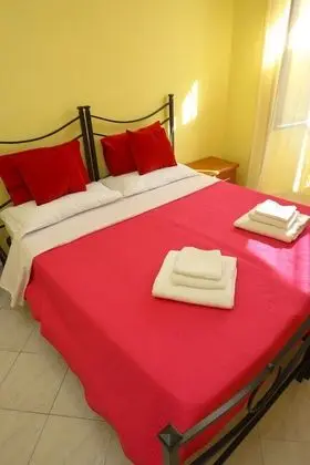 Tek Büyük veya İki Ayrı Yataklı Oda, Ortak Banyo