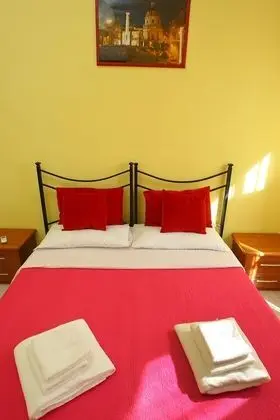 Tek Büyük veya İki Ayrı Yataklı Oda, Ortak Banyo