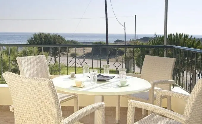 Villa, Denize Bakan