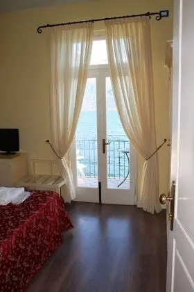 Tek Büyük veya İki Ayrı Yataklı Oda, Balkon, Göl Manzaralı
