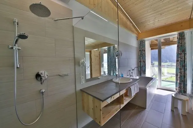 Junior Süit, Göl Manzaralı