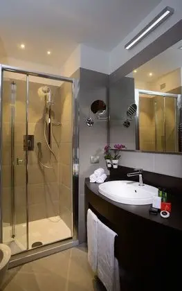 Büyük Yataklı Tek Kişilik Oda