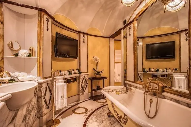 Signature Suite, 1 King Bed (Napoleon Suite