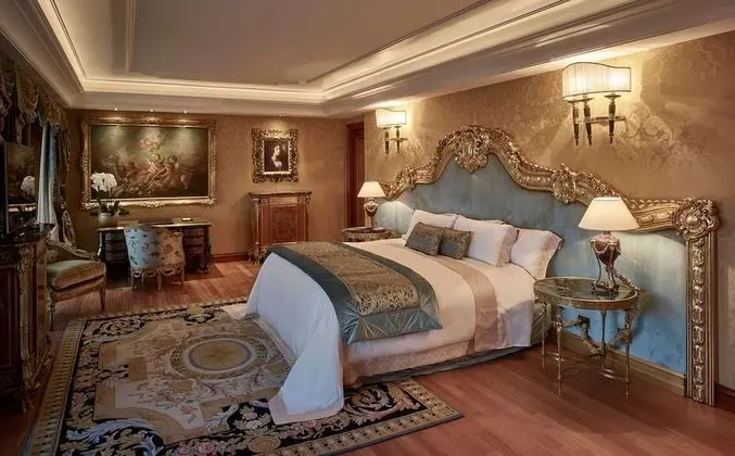 Signature Suite, 1 King Bed (Petronius Suite)