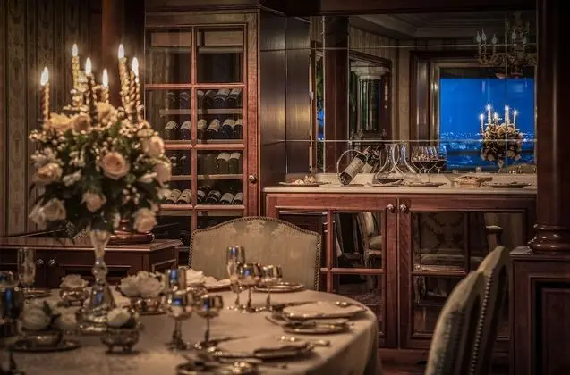 Signature Suite, 1 King Bed (Petronius Suite)