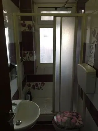 Ortak Ranzalı Oda, Karma Ranzalı Oda, Ortak Banyo (6 Dorm)