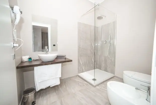 Dört Kişilik Oda, Ek Bina