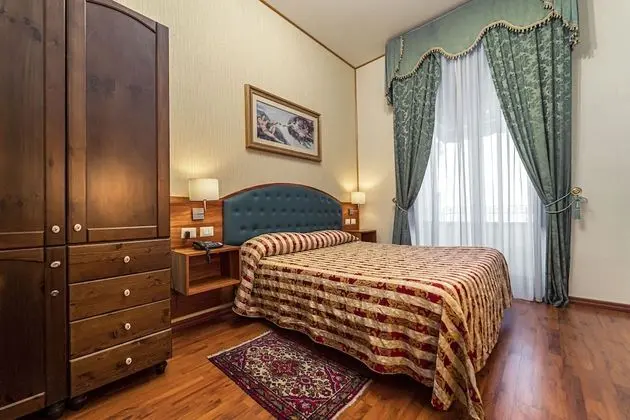 Büyük Yataklı Tek Kişilik Oda