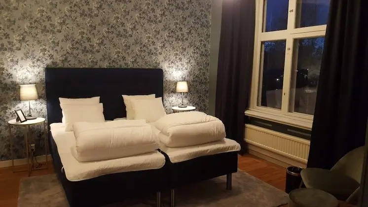Tek Büyük veya İki Ayrı Yataklı Oda, Ortak Banyo