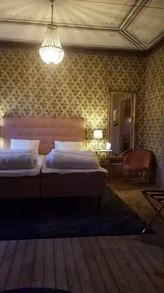 Tek Büyük veya İki Ayrı Yataklı Oda, Ortak Banyo