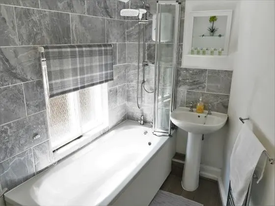 Kır Evi, Banyolu/Duşlu (Shower and Bath)