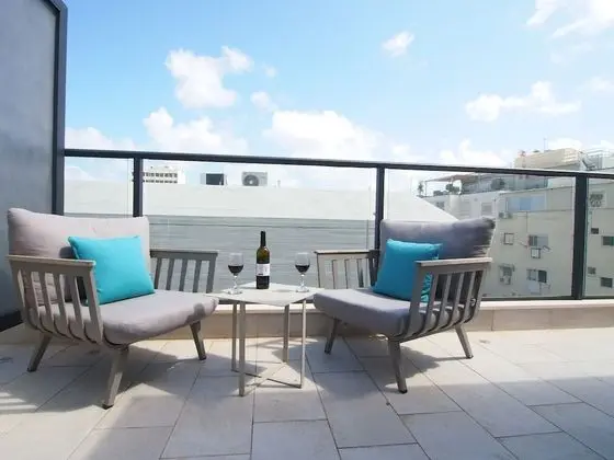 Junior Süit, Balkon