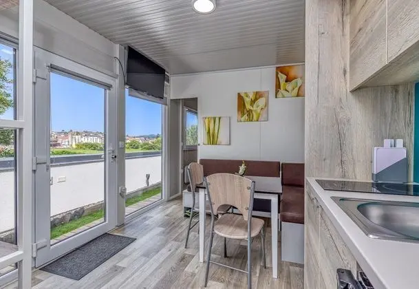 Family Karavan, Birden Çok Yatak, Buzdolabı ve Mikrodalga (Rooftop Home With Whirlpool & Sauna)