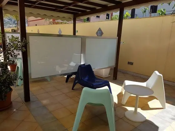 Üç Kişilik Oda, Veranda