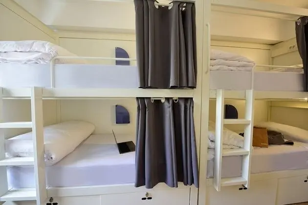 Ortak Ranzalı Oda, Sadece kadınlar için, Ortak Banyo