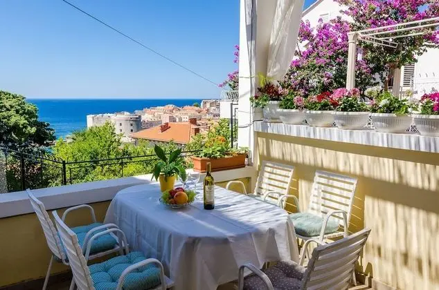 Tek Büyük Yataklı Oda (Double Room with patio and sea view)