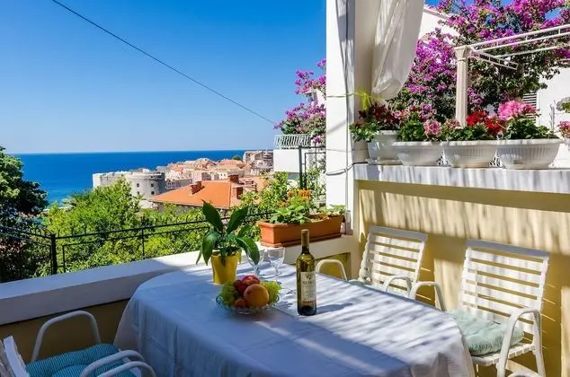 Tek Büyük Yataklı Oda (Double Room with patio and sea view)