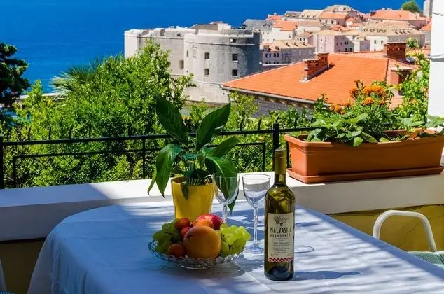 Tek Büyük Yataklı Oda (Double Room with patio and sea view)
