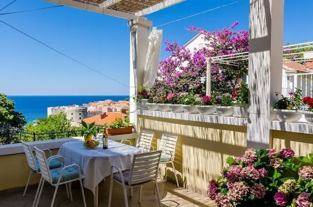 Tek Büyük Yataklı Oda (Double Room with patio and sea view)