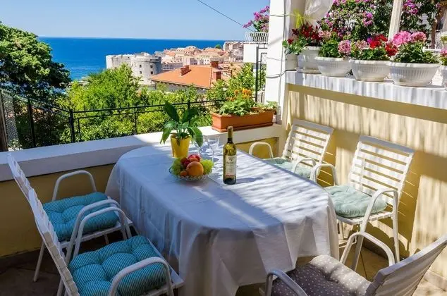 Tek Büyük Yataklı Oda (Double Room with patio and sea view)