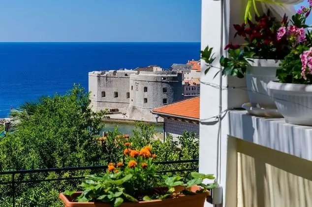Tek Büyük Yataklı Oda (Double Room with patio and sea view)
