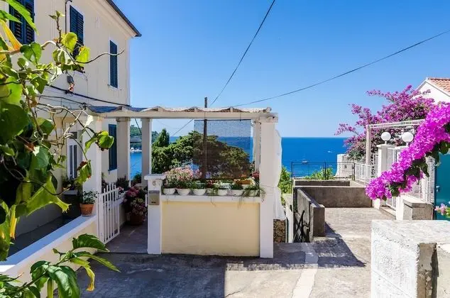 Tek Büyük Yataklı Oda (Double Room with patio and sea view)