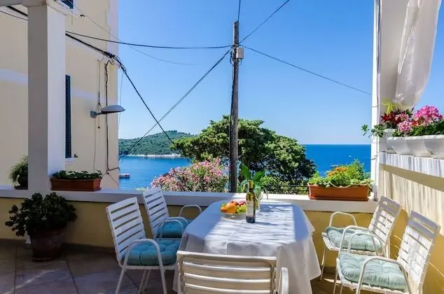 Tek Büyük Yataklı Oda (Double Room with patio and sea view)