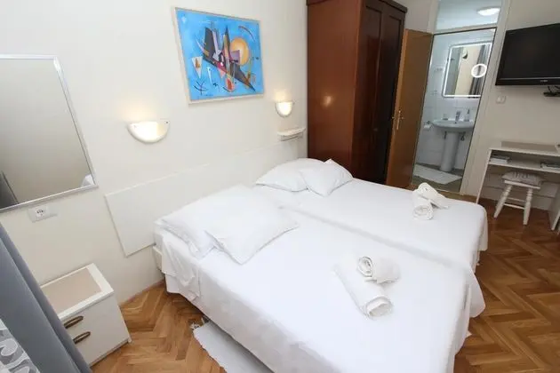 Oda, 2 Tek Kişilik Yatak, Sigara İçilebilir