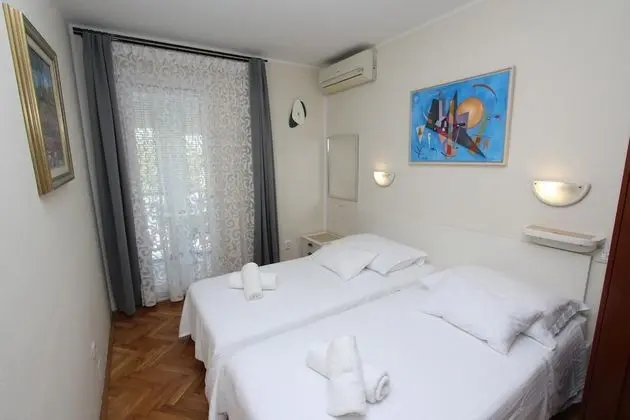 Oda, 2 Tek Kişilik Yatak, Sigara İçilebilir