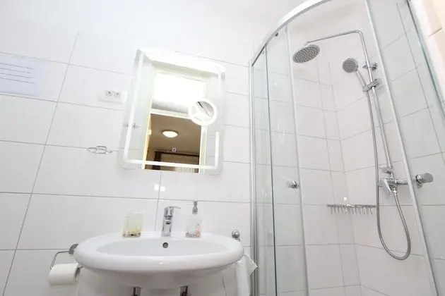 Oda, 2 Tek Kişilik Yatak, Sigara İçilebilir