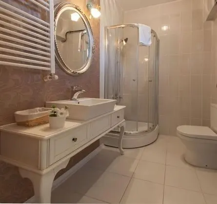 Tek Büyük Yataklı Oda, Köşe