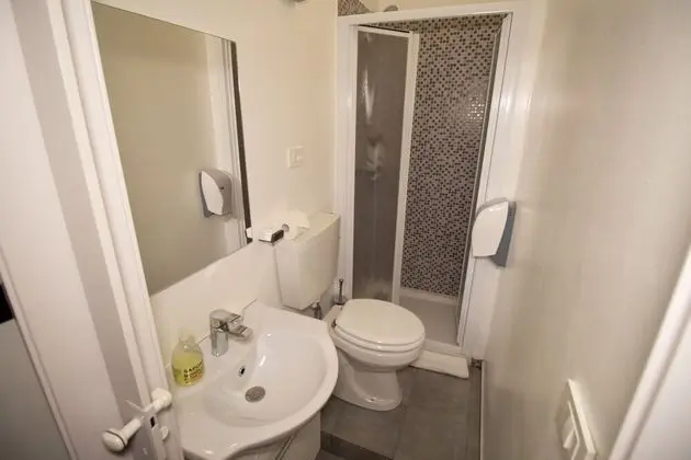 Economy Tek Büyük veya İki Ayrı Yataklı Oda, Banyolu/Duşlu (Rensi 1, no air-conditioning, no TV)