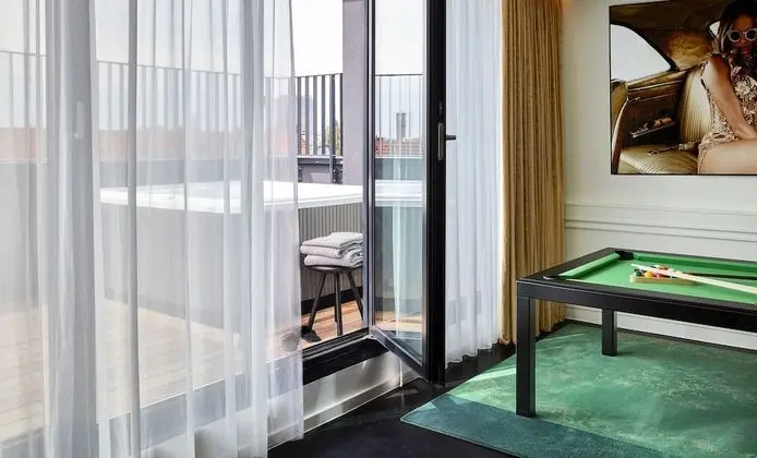 Süit, 1 Çift Kişilik Yatak, Balkon (Roomers Suite)