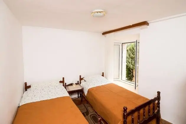 İki Ayrı Yataklı Oda (Twin Room with Shared Bathroom)
