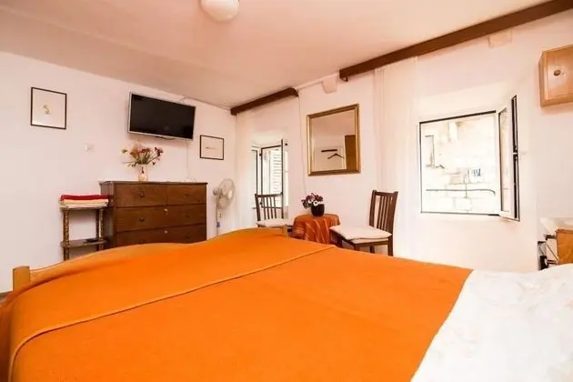 Tek Büyük Yataklı Oda (Double Room with Shared Bathroom)